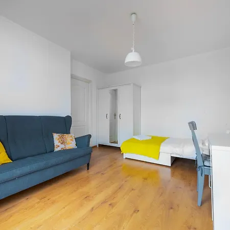 Apartman Quiet 3-bedroom Flat. Old Town.